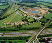 842948 Luchtfoto van het in aanleg zijnde golfterrein Amelisweerd (voormalige renbaan Mereveld) te Utrecht, uit het ...
